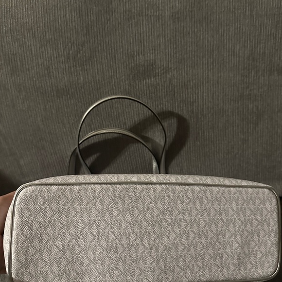Brand new with tag Michael kors tote. - Picture 3 of 5